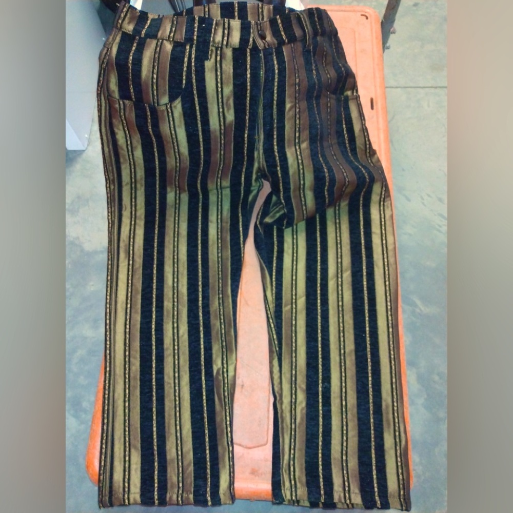 Mens Shrine size 38 black and gold velvet